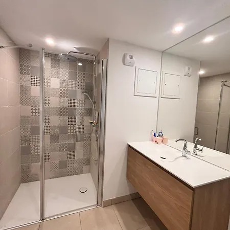 2 Pers. Avec Terrasse Et Parking En Neuve - Fr-1-197-642 شقة *