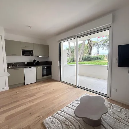 Daire 2 Pers. Avec Terrasse Et Parking En Neuve - Fr-1-197-642
