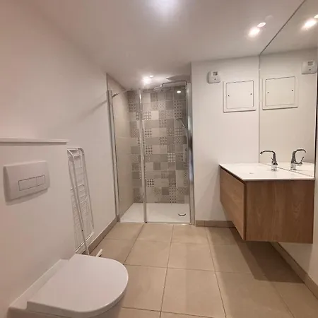 Daire 2 Pers. Avec Terrasse Et Parking En Neuve - Fr-1-197-642 *